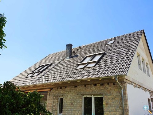 <p>Neuer Dachstuhl mit Doppelmuldenfalzziegel und Veluxfensterelementen</p> (Bild 1)