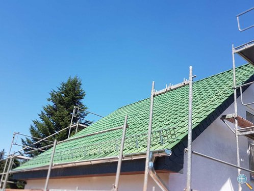 <p>Sanierter Dachstuhl mit Tonziegeln in schilfgrün</p> (Bild 1)