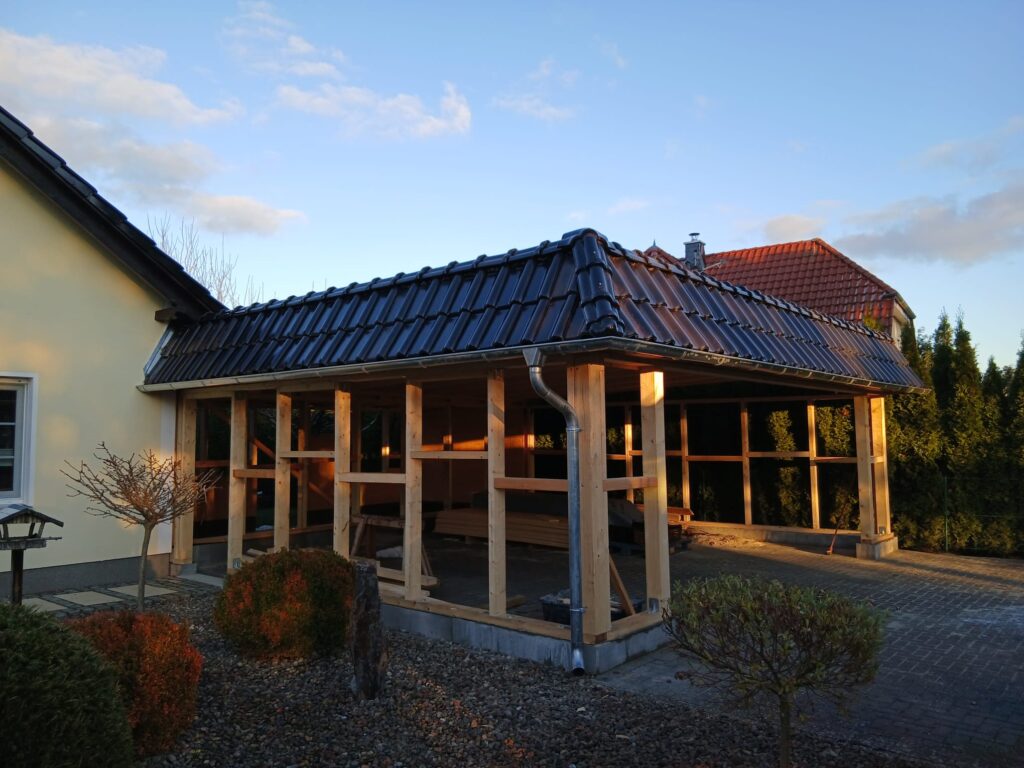 Carport aus Fachwerk mit Dacheindeckung